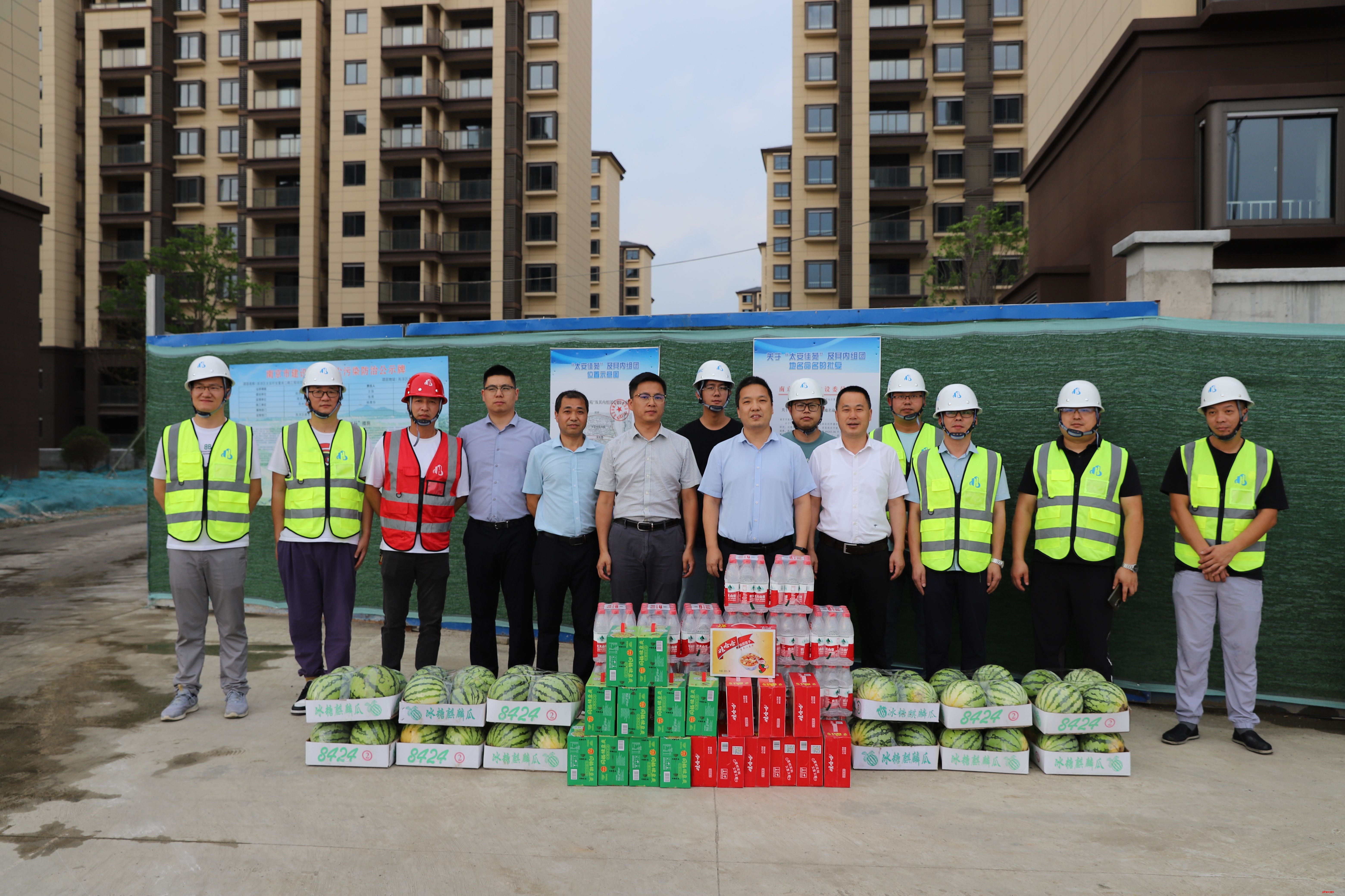 高溫慰問送清涼 點滴關(guān)懷暖人心