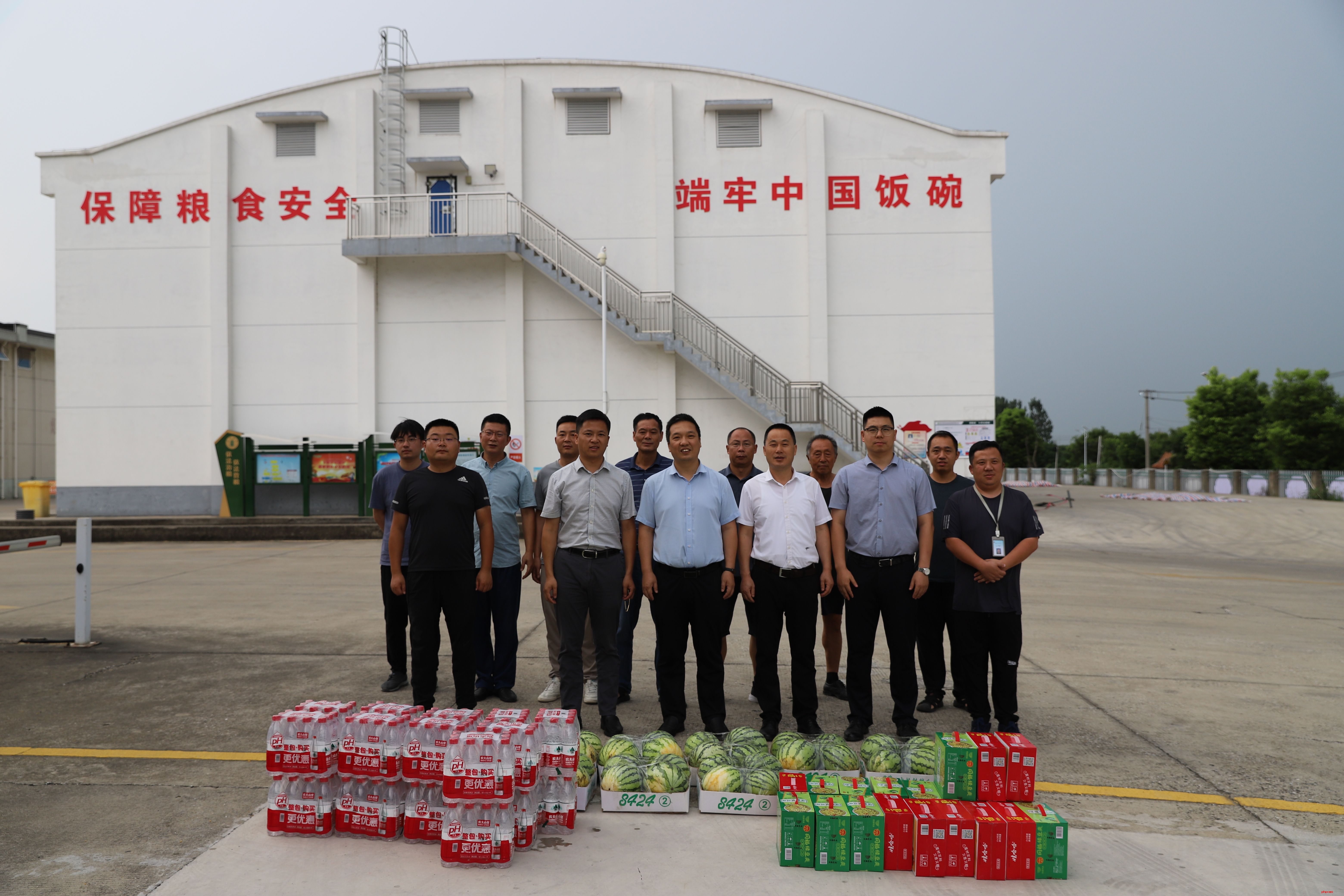 高溫慰問送清涼 點滴關(guān)懷暖人心