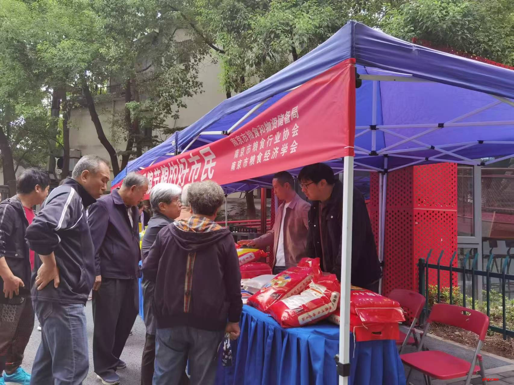 糧食購(gòu)銷公司攜自產(chǎn)大米參加優(yōu)質(zhì)糧油進(jìn)社區(qū)活動(dòng)